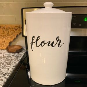 Threshold flour canister